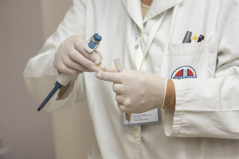 medecin-ST JULIEN-min_person-white-care-medicine-health-laboratory-917211-pxhere.com